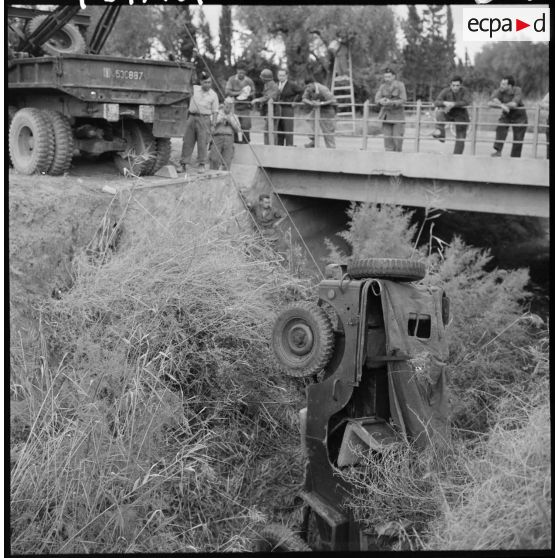 Un Wrecker de la 2/186ème compagnie de réparation divisionnaire (CRD) (5ème division blindée (DB)) retire une jeep accidentée près de Relizane.