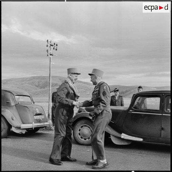 Sur la route Alger-Constantine, le général Robert Loth, commandant le corps d'armée de Constantine accueille le général Raoul Salan.