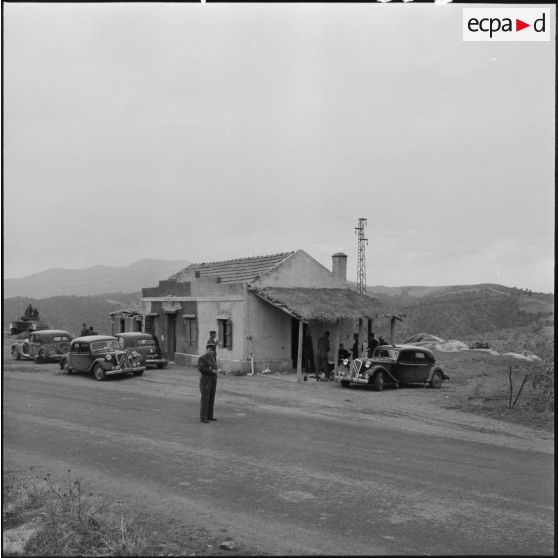 Sur la route Alger-Constantine, le déjeuner champêtre.