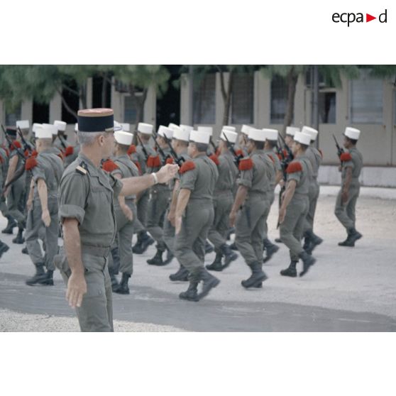 Exercice de défilé sur la place d'armes du 5e régiment étranger (5e RE) et répétitions pour le 14 juillet. [Description en cours]