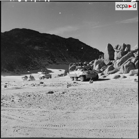 Le peloton de chars AM M8 arrive à Tin Alkoum, le voici sur son parcours dans les dunes.