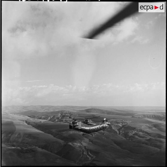 Vol en formation des hélicoptères de combat Piasecki H21C au-dessus de la vallée du Chélif.