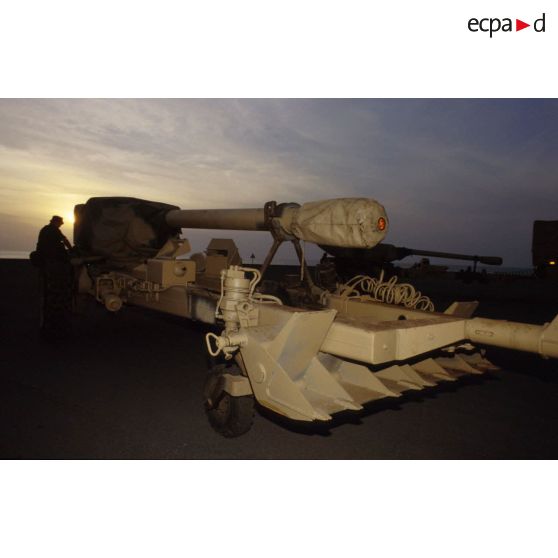 Déchargement de canons de 155 mm TR-F1 tractés du 11e RAMa (régiment d'artillerie de marine) à Yanbu.