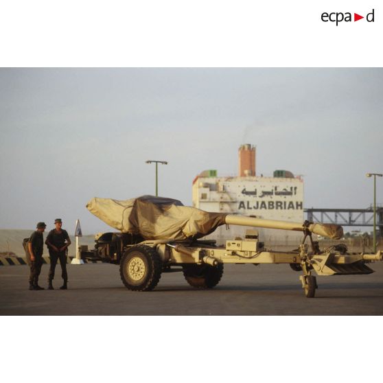 Déchargement de canons de 155 mm TR-F1 tractés du 11e RAMa (régiment d'artillerie de marine) à Yanbu.