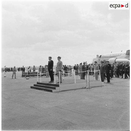 Le général Toulouse et le président américain J.F Kennedy assistant à une prise d’armes sur l’aéroport de Berlin.