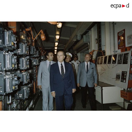 François Mitterrand, président de la République, visite le poste central de tir à Moruroa. [Description en cours]