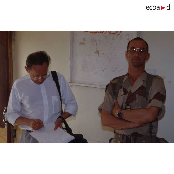 Le représentant de la Croix-Rouge Internationale et un lieutenant-colonel lors de la visite le dispensaire français installé dans l'hôpital de la ville d'Al Salman.