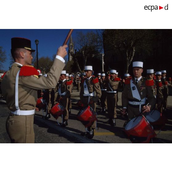 Prestation de la fanfare du 2e REI (régiment étranger d'infanterie) pour le défilé de l'unité au retour de la division Daguet à Nîmes.