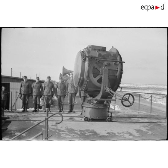 Les artilleurs de la marine allemande aux commandes d'un projecteur.