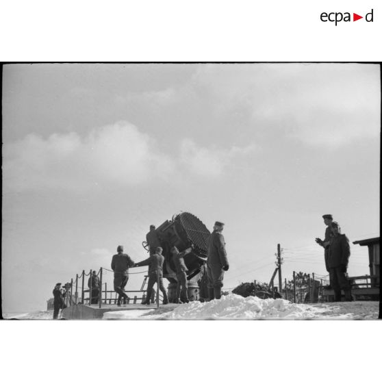 Les artilleurs de la marine allemande aux commandes d'un projecteur.