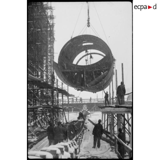 Dans le chantier naval de Brème, l'assemblage d'un sous-marin allemand (U-Boot).