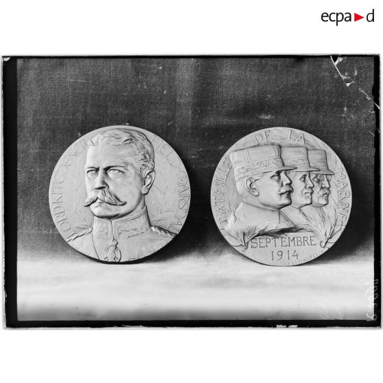 Paris. Musée Leblanc. Médaille du maréchal Kitchener de la bataille de la Marne (généraux Joffre, Monoury et Gallieni par Legastelois. [légende d'origine]