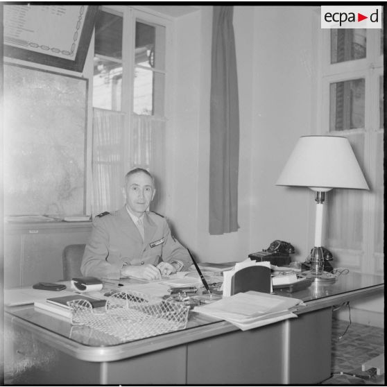 Portrait de face d'un général de brigade.