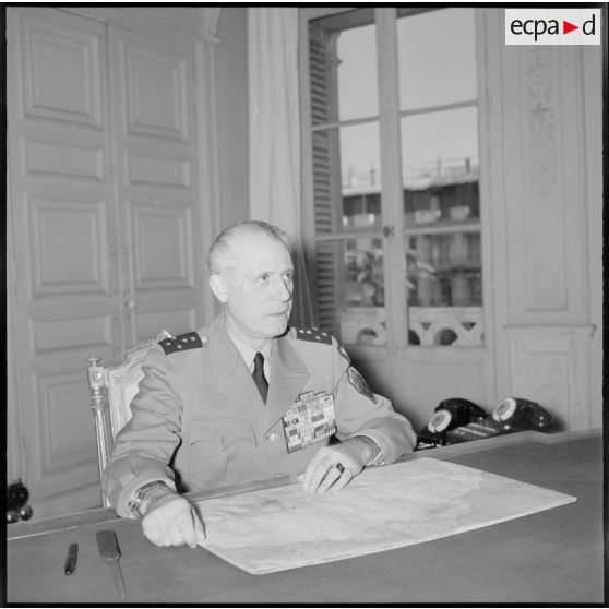 Portrait du général d'armée Raoul Salan, assis derrière son bureau.