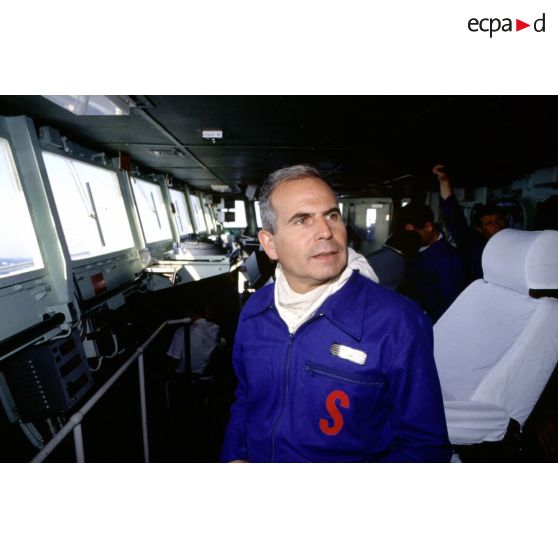 Le capitaine de vaisseau commandant le croiseur antiaérien Colbert, à la passerelle du navire.