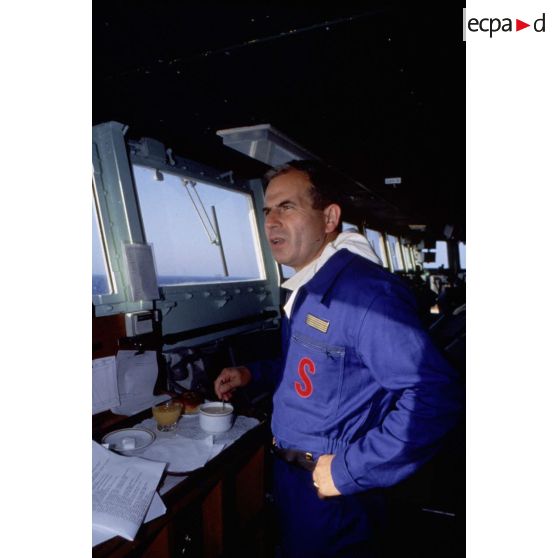 Le capitaine de vaisseau commandant le croiseur antiaérien Colbert, à la passerelle du navire.