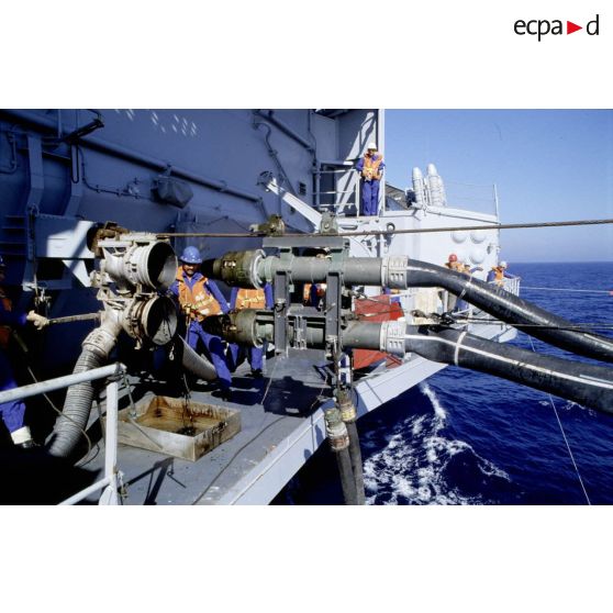 Ravitaillement en eau et en carburant du PA (porte-avions) Clemenceau. Manoeuvriers.