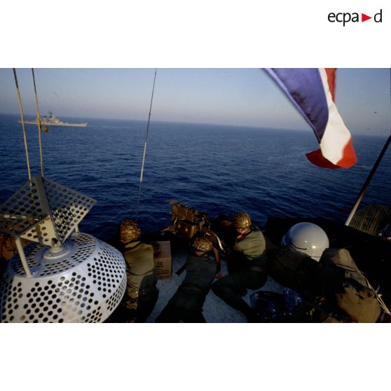 Exercice de tir Milan sur le PA (porte-avions) Clemenceau par des soldats du 1er RI.