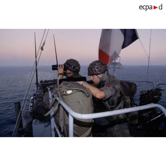 Surveillance des côtes à l'entrée du canal de Suez par des militaires du 1er RI.