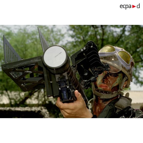 Portrait d'un soldat du 5e RIAOM (régiment interarmes d'outre-mer) en position de tir au lance-missile antiaérien américain FIM-92 Stinger lors d'un entraînement à la défense antiaérienne sur la BA (base aérienne) 188 de Djibouti.