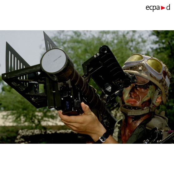 Portrait d'un soldat du 5e RIAOM (régiment interarmes d'outre-mer) en position de tir au lance-missile antiaérien américain FIM-92 Stinger lors d'un entraînement à la défense antiaérienne sur la BA (base aérienne) 188 de Djibouti.