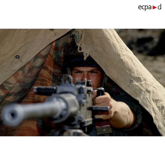 Un soldat du 5e RIAOM (régiment interarmes d'outre-mer) manipule une mitrailleuse 12,7 mm lors d'un entraînement à la défense antiaérienne sur la BA (base aérienne) 188 de Djibouti.