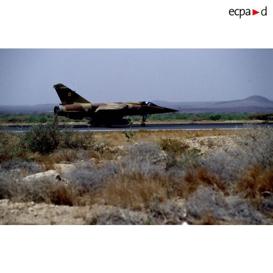 Avion de combat Mirage F1 d'alerte au parking de la BA (base aérienne) 188 de Djibouti.