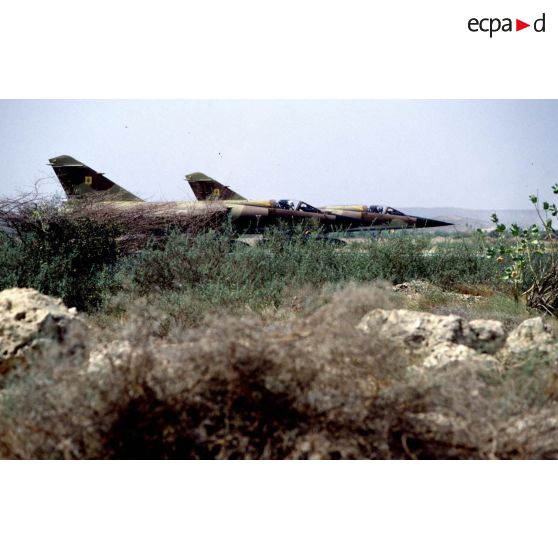 Avions de combat Mirage F1 d'alerte au parking de la BA (base aérienne) 188 de Djibouti.