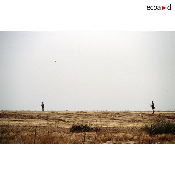 Commandos de l'air de la section protection en surveillance sur la piste de la BA (base aérienne) 188 de Djibouti.