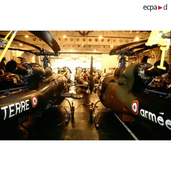 Hélicoptères de combat Gazelle, pales repliées, dans le hangar du PA (porte-avions) Clemenceau.