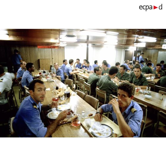 Salle à manger des officiers mariniers à bord du PA (porte-avions) Clemenceau.