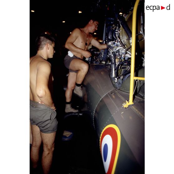 Mécaniciens de l'ALAT (aviation légère de l'armée de terre) dans le hangar du PA (porte-avions) Clemenceau.