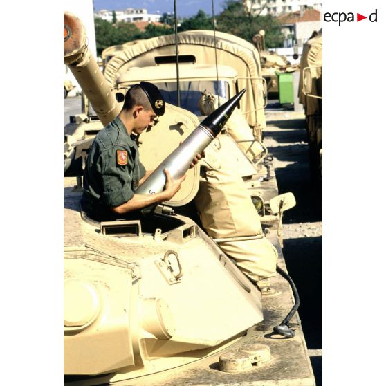 Chargement d'obus à charge creuse OCC 105 à bord d'un blindé de reconnaissance AMX-10 RC du 1er RS avant le départ de Valence pour le Golfe.