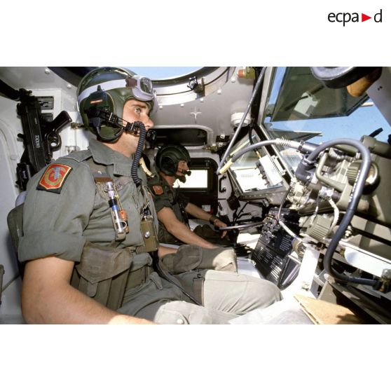 Le pilote et le chef de bord du 1er RS dans le poste avant d'un VAB avant le départ de Valence pour le Golfe.