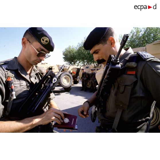 Vérification des passeports de soldats du 1er RS avant le départ de Valence pour le Golfe.