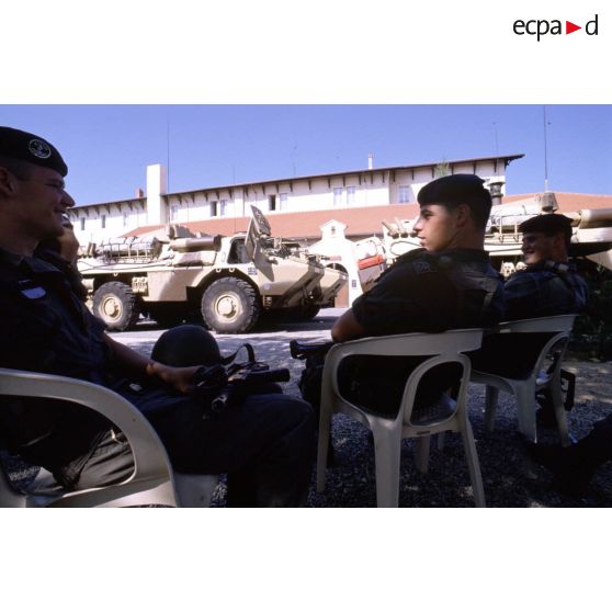 Attente à la caserne de Valence du 1er RS avant le départ pour le Golfe, près des véhicules.