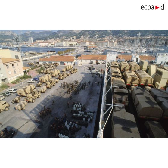 Embarquement des camions TRM-4000 et TRM-2000 transportant des canons de 20 mm Tarasque, et des blindés de reconnaissance AMX-10 RC à bord du ferry affrété Girolata.