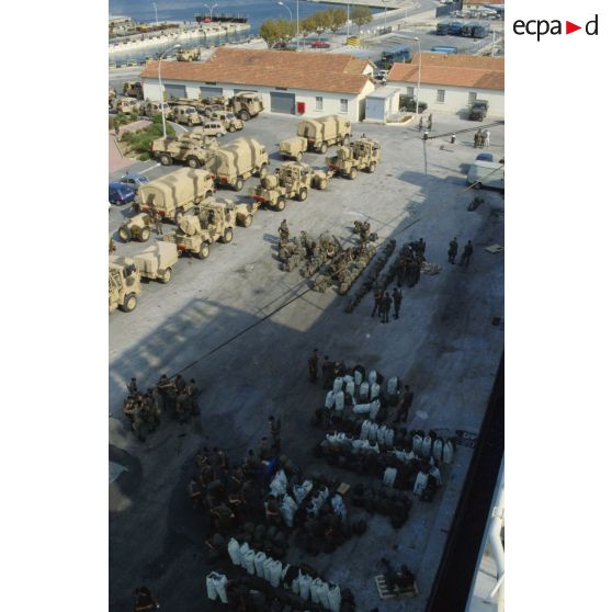 Embarquement des camions TRM-4000, des TRM-2000 transportant des canons de 20 mm Tarasque, et des blindés de reconnaissance AMX-10 RC à bord du ferry affrété Girolata.