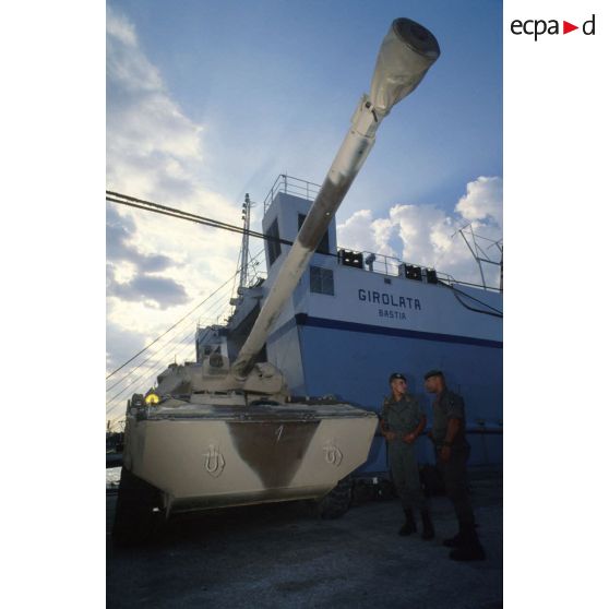 Embarquement des blindés de reconnaissance AMX-10 RC à bord du ferry affrété Girolata.