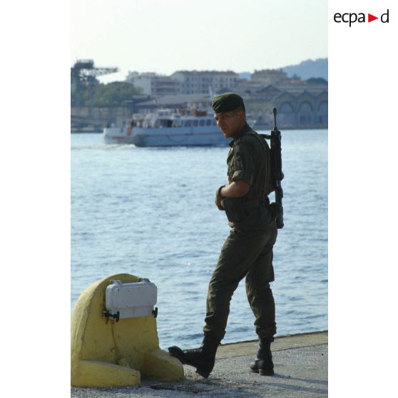 Un légionnaire en attente avant l'embarquement sur le ferry affrété Girolata, sur le bord du quai.