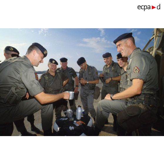 Les soldats du 1er RS prennent leur petit déjeuner sur le quai d'embarquement.