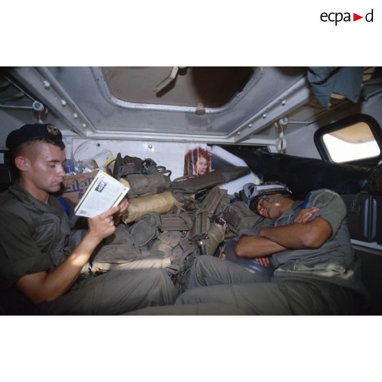 Sieste ou lecture pendant le voyage en VAB vers Hafar al Batin.