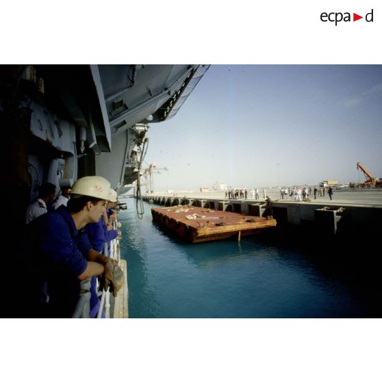 Arrivée du PA (porte-avions) Clemenceau au port de Yanbu en Arabie Saoudite. Manoeuvriers.