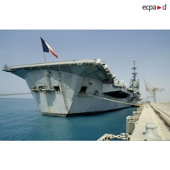 Arrivée du PA (porte-avions) Clemenceau au port de Yanbu, en Arabie Saoudite.