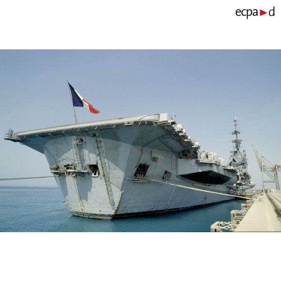 Arrivée du PA (porte-avions) Clemenceau au port de Yanbu, en Arabie Saoudite.