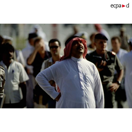 Débarquement du matériel et des véhicules à Yanbu du PA (porte-avions) Clemenceau sous les yeux de la population civile saoudienne.