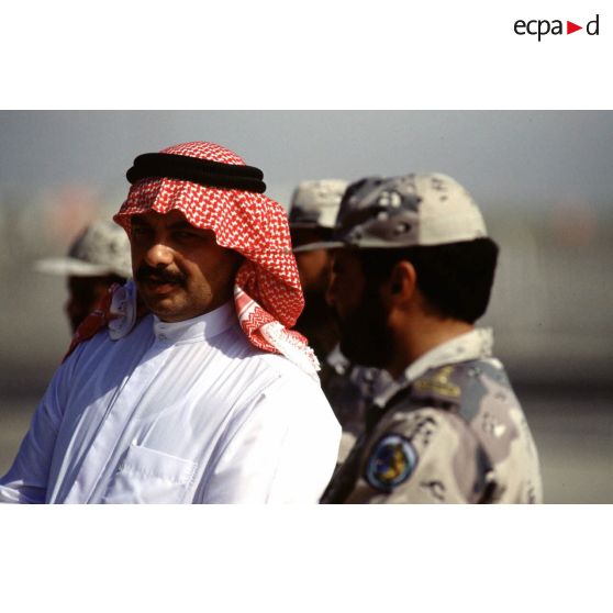 Débarquement du matériel et des véhicules du PA (porte-avions) Clemenceau à Yanbu sous les yeux de la population civile et de militaires saoudiens.