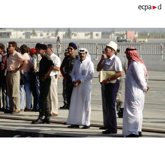 Débarquement du matériel et des véhicules à Yanbu du PA (porte-avions) Clemenceau sous les yeux de la population civile et militaire saoudienne.