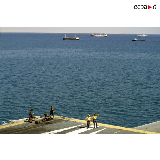 Soldats du 1er RI et chiens jaunes sur le pont d'envol du PA (porte-avions) Clemenceau dans le port de Yanbu.