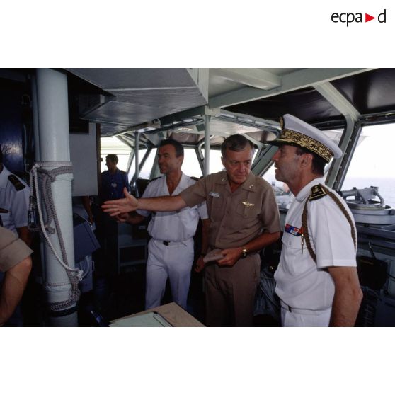 L'amiral Wild (en blanc) commandant la task force à bord du PA (porte-avions) Clemenceau et un amiral américain, sur la passerelle.